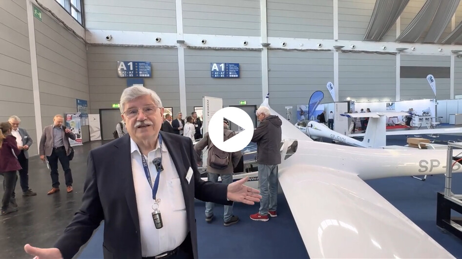 Video-Vorschaubild: Person erklärt am SZD-54-2 Perkoz auf der AERO 2025 Messe.